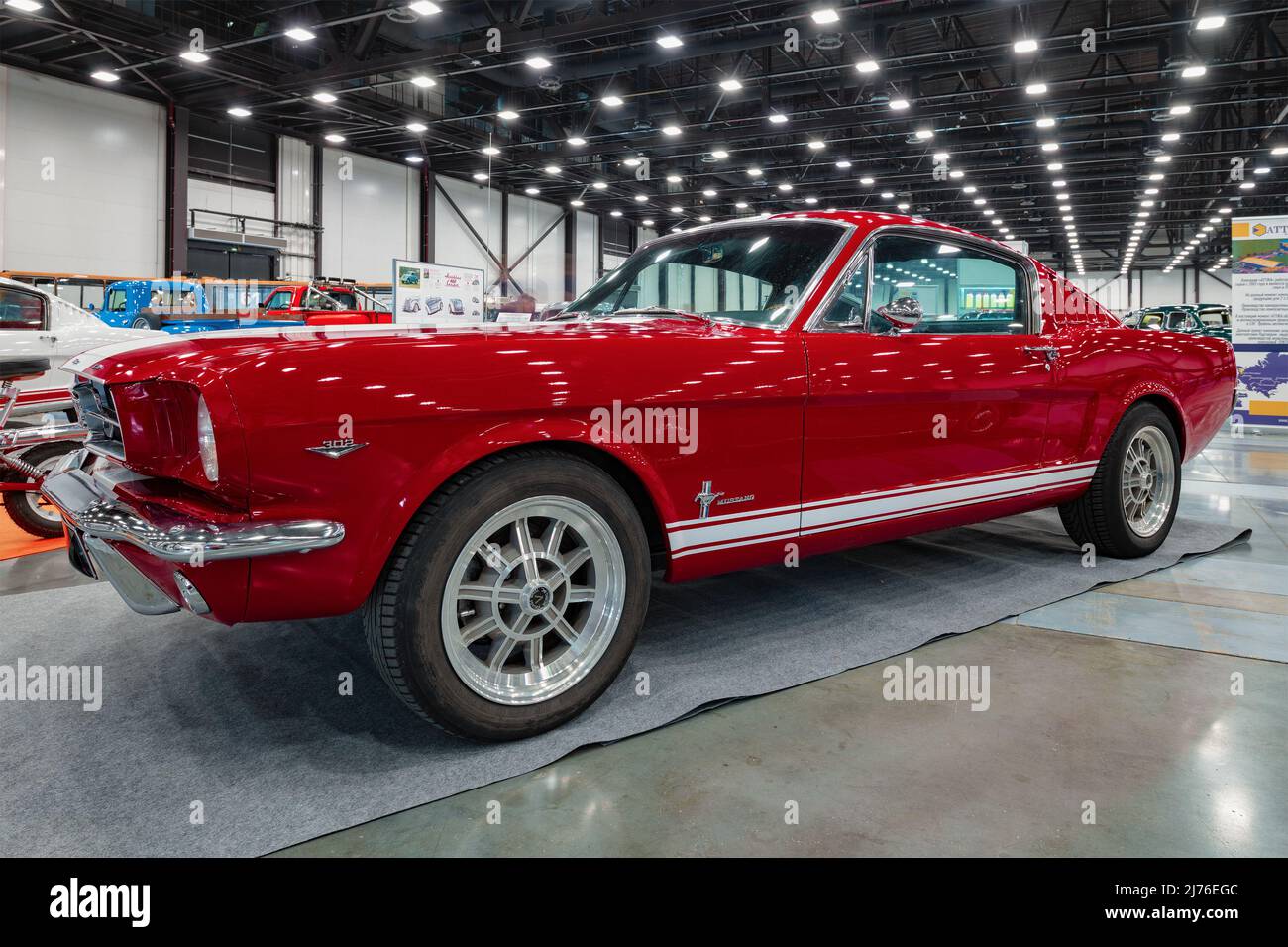 ST. PETERSBURG, RUSSIA - 23 APRILE 2022: Auto classica americana 'Ford Mustang' del 1965 alla mostra di auto retrò 'Oldtimer Gallery' Foto Stock