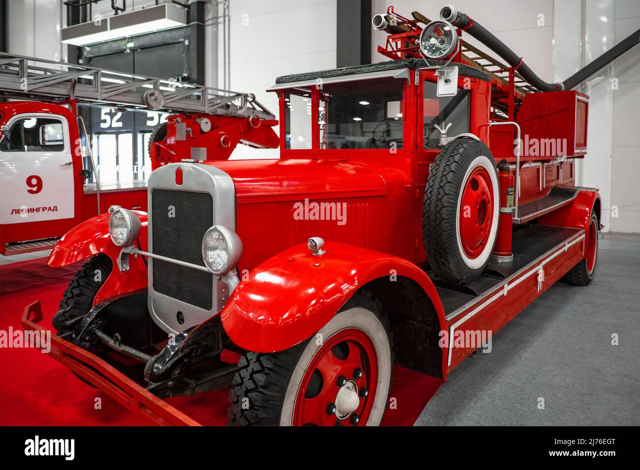 SAN PIETROBURGO, RUSSIA - 23 APRILE 2022: Camion con pompa antincendio PMZ-1 sul telaio ZIS-11 del salone auto Oldtimer-Gallery. Expoforum Foto Stock