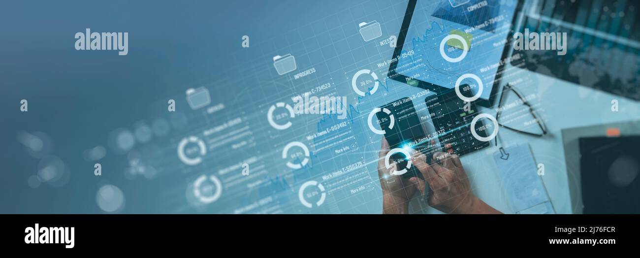 Vista dall'alto la mano dello sviluppatore aziendale che utilizza il framework della scheda Kanban su un computer moderno virtuale che mostra l'innovazione sviluppo di software Agile progetto snello ma Foto Stock