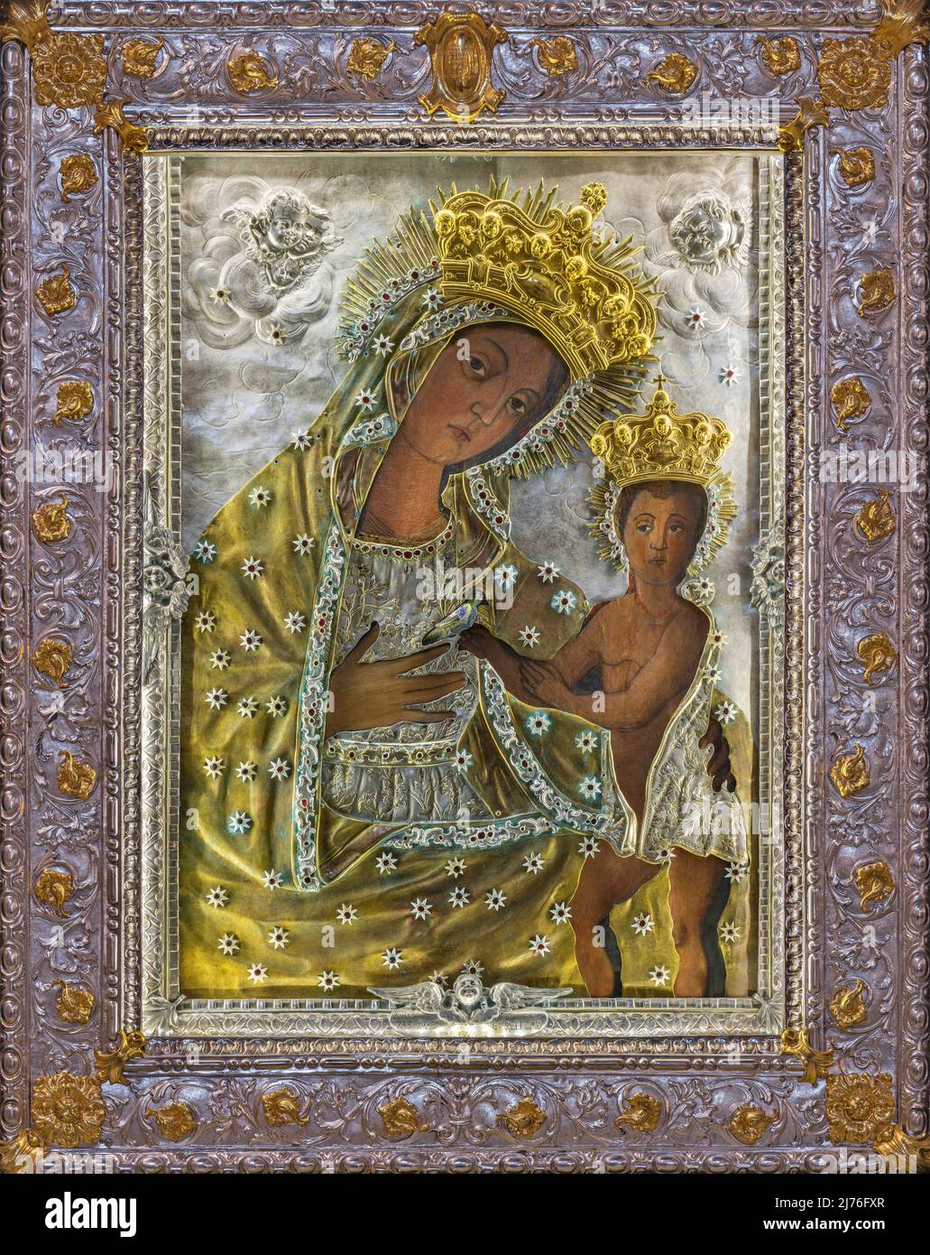 BARI, ITALIA - 3 MARZO 2022: L'icona della Madonna nel metallo della Basilica di San Nicola di ignoto artista Foto Stock