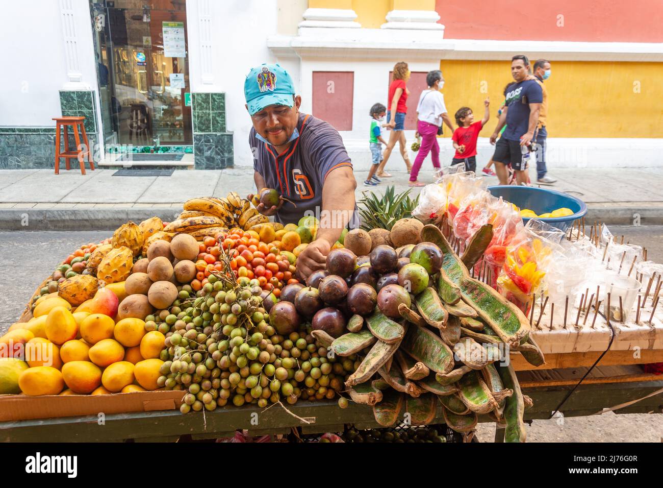 Vendita di frutta, Calle del Landrinal, Old Cartagena, Cartagena, Bolivar, Repubblica di Colombia Foto Stock