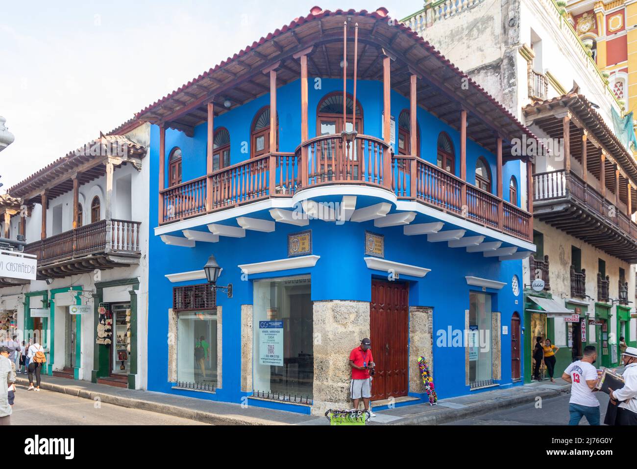 Balcone colorato, CNR Calle de Ayos & Calle de Los Santos de Piedra , Old Cartagena, Cartagena, Bolivar, Repubblica di Colombia Foto Stock