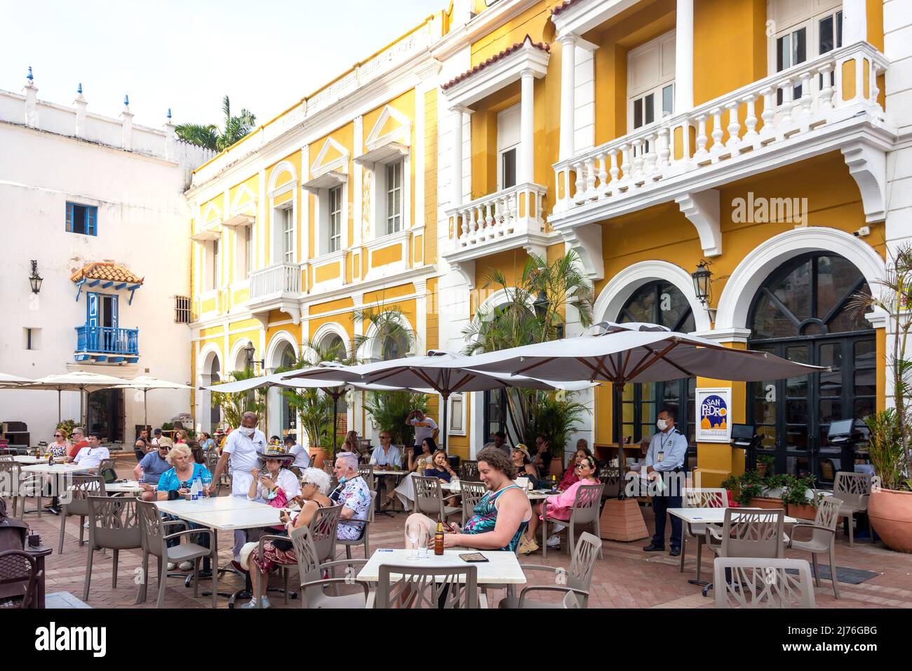 Ristorante all'aperto, Plaza de San Pedro Claver, Old Cartagena, Cartagena, Bolivar, Repubblica di Colombia Foto Stock