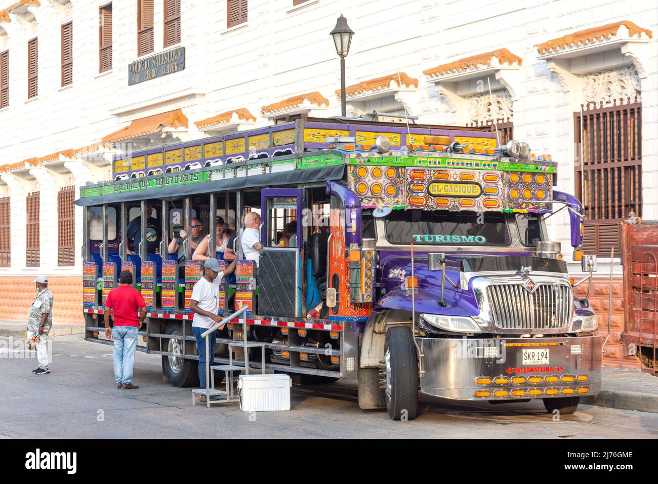 Autobus turistico Chiva tradizionale, Las Bovedas, Plaza De Las Bovedas, Old Cartagena, Cartagena, Bolivar, Repubblica di Colombia Foto Stock