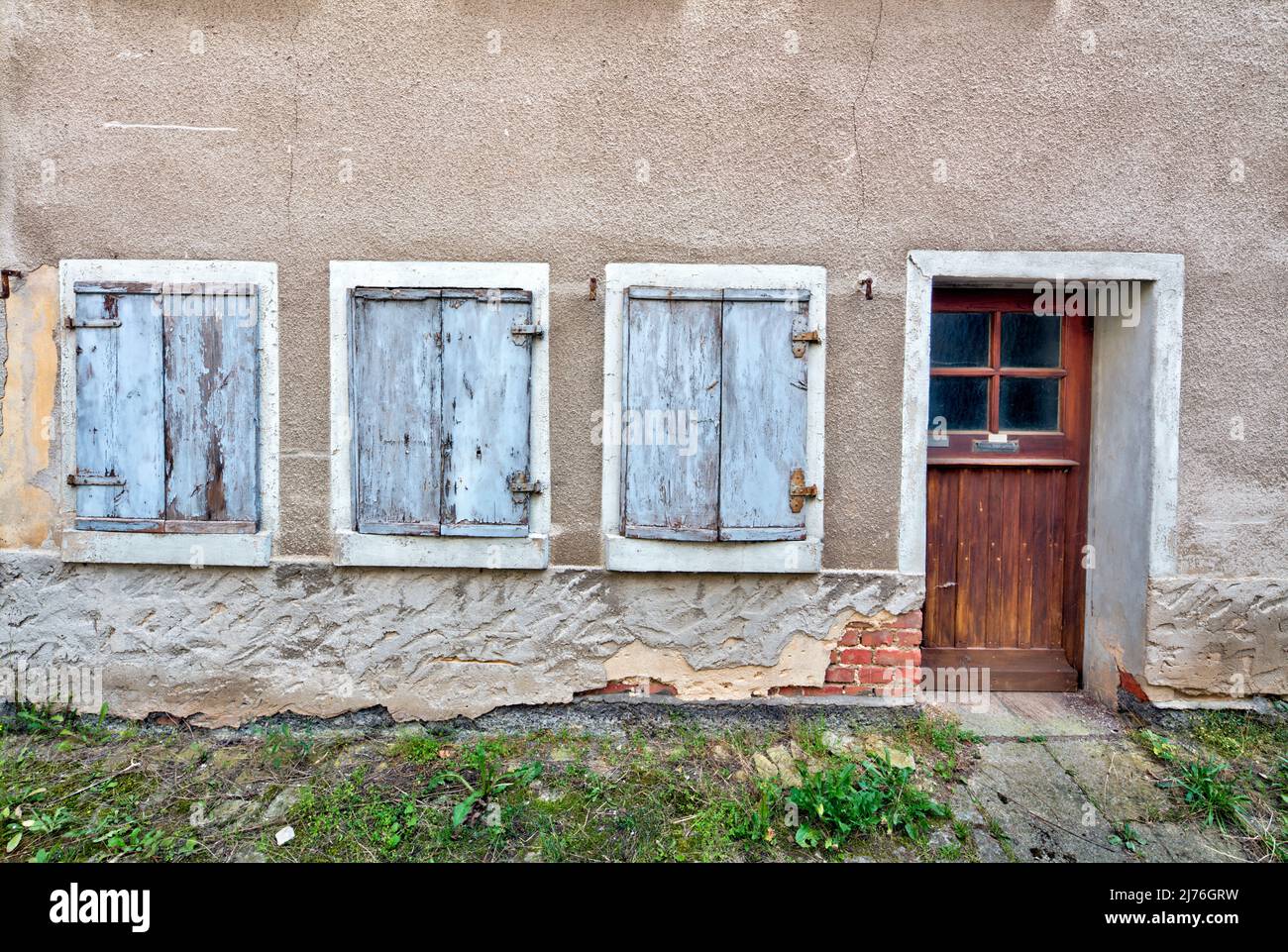 Facciata della casa, porta d'ingresso, finestra, vacante, Ostheim vor der Rhön, autunno, riserva della biosfera Rhön, Ostheim, Rhön-Grabfeld, Bassa Franconia, Baviera, Germania, Europa Foto Stock