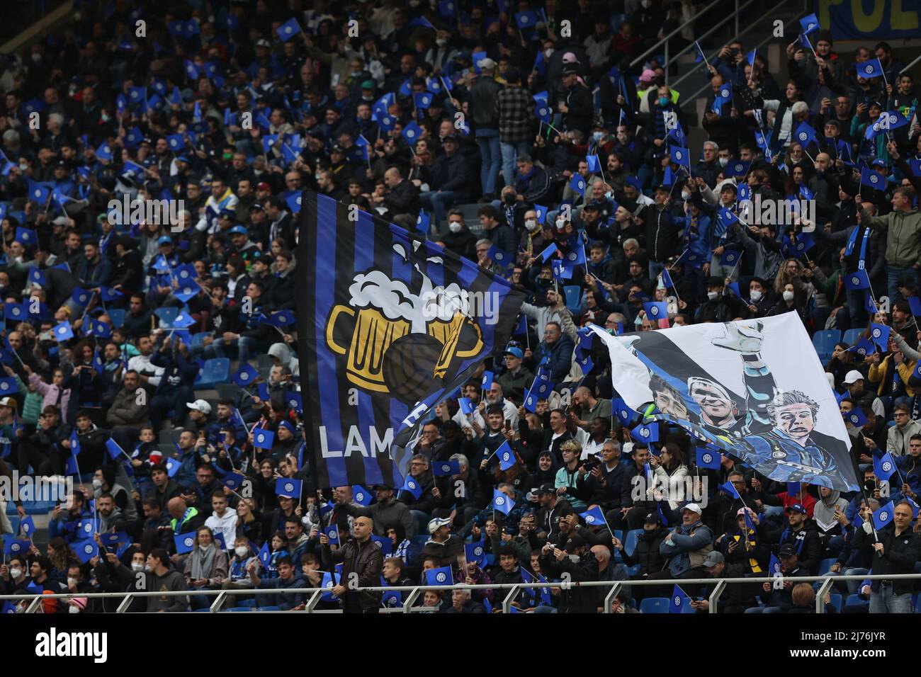 Tifosi del FC Internazionale durante la Serie Una partita di calcio 2021/22 tra il FC Internazionale e l'Empoli FC allo Stadio Giuseppe Meazza di Milano il 06 maggio 2022 Foto Stock