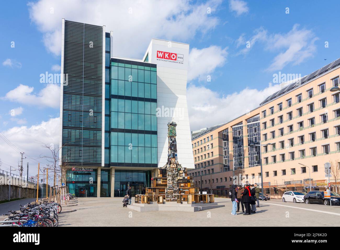 Vienna, scultura sonora interattiva 'Tonspur on Site' dell'artista Benoit Maubrey, una colonna di peste fatta di elettronica riciclata, di fronte al WKO Wien (Camera economica austriaca) edificio nel 02. Distretto Leopoldstadt, Austria Foto Stock