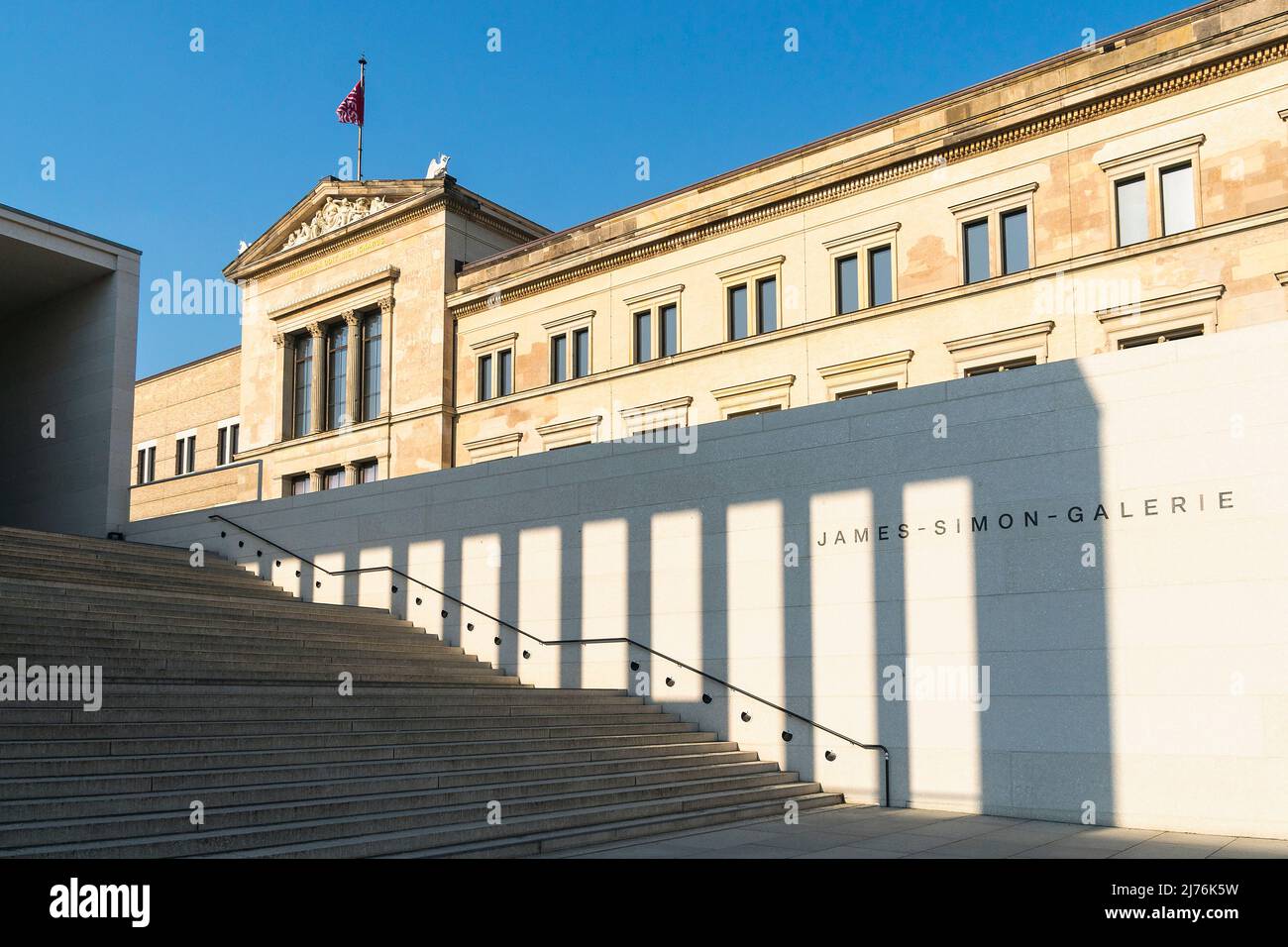 Berlino, Isola dei Musei, Sito Patrimonio Mondiale dell'UNESCO, Museo Neues e Galleria James Simon, ombreggiato dal corridoio a colonne Foto Stock
