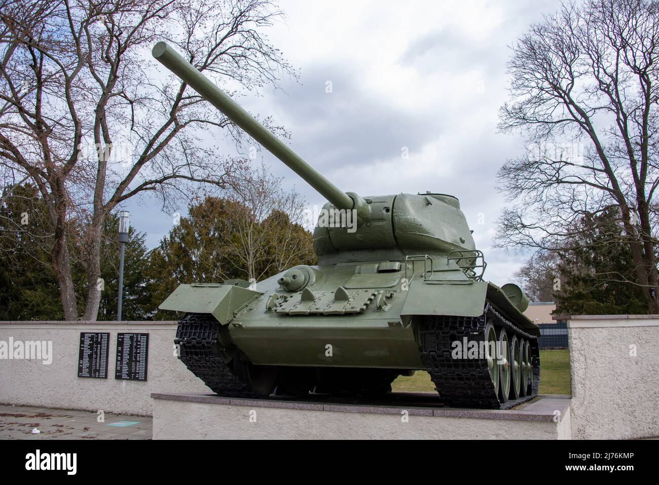 Un carro armato sovietico del tipo 'T 34' sorge sul cimitero d'onore di Burg, nei pressi di Magdeburgo. Foto Stock