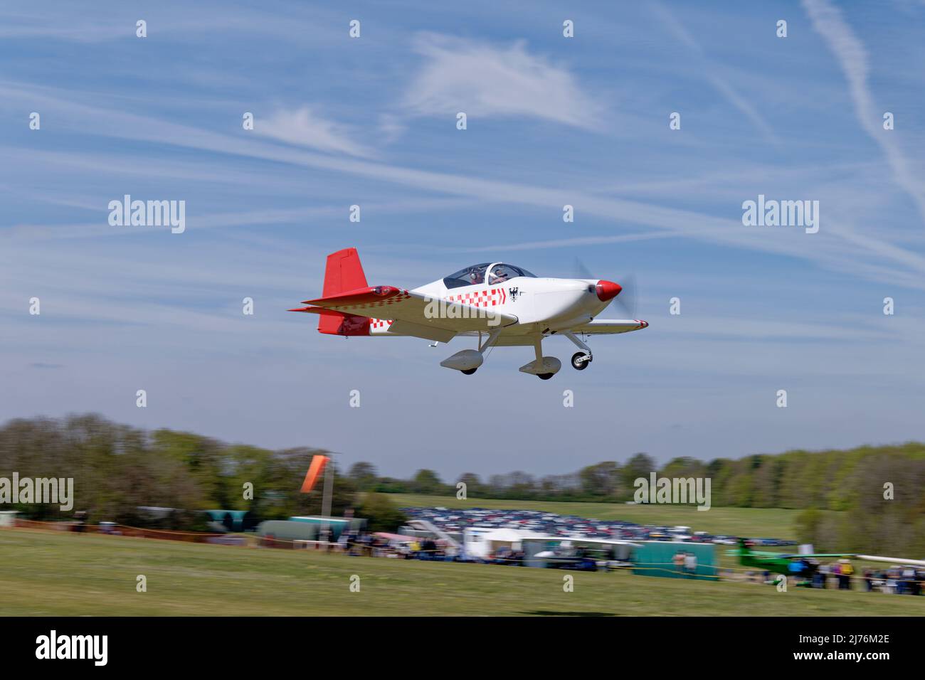 Smart Red & White Vans RV-7 aereo G-DPRV arriva a Popham Airfield in Hampshire Inghilterra per partecipare all'annuale riunione di volo degli aerei a microlight Foto Stock