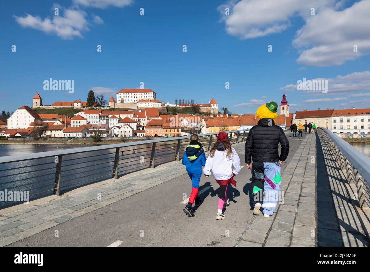 Città Ptuj (Pettau) con collina castello, vestito di gente andare al carnevale, bassa Stiria, Podravska, Slovenia, Europa Foto Stock