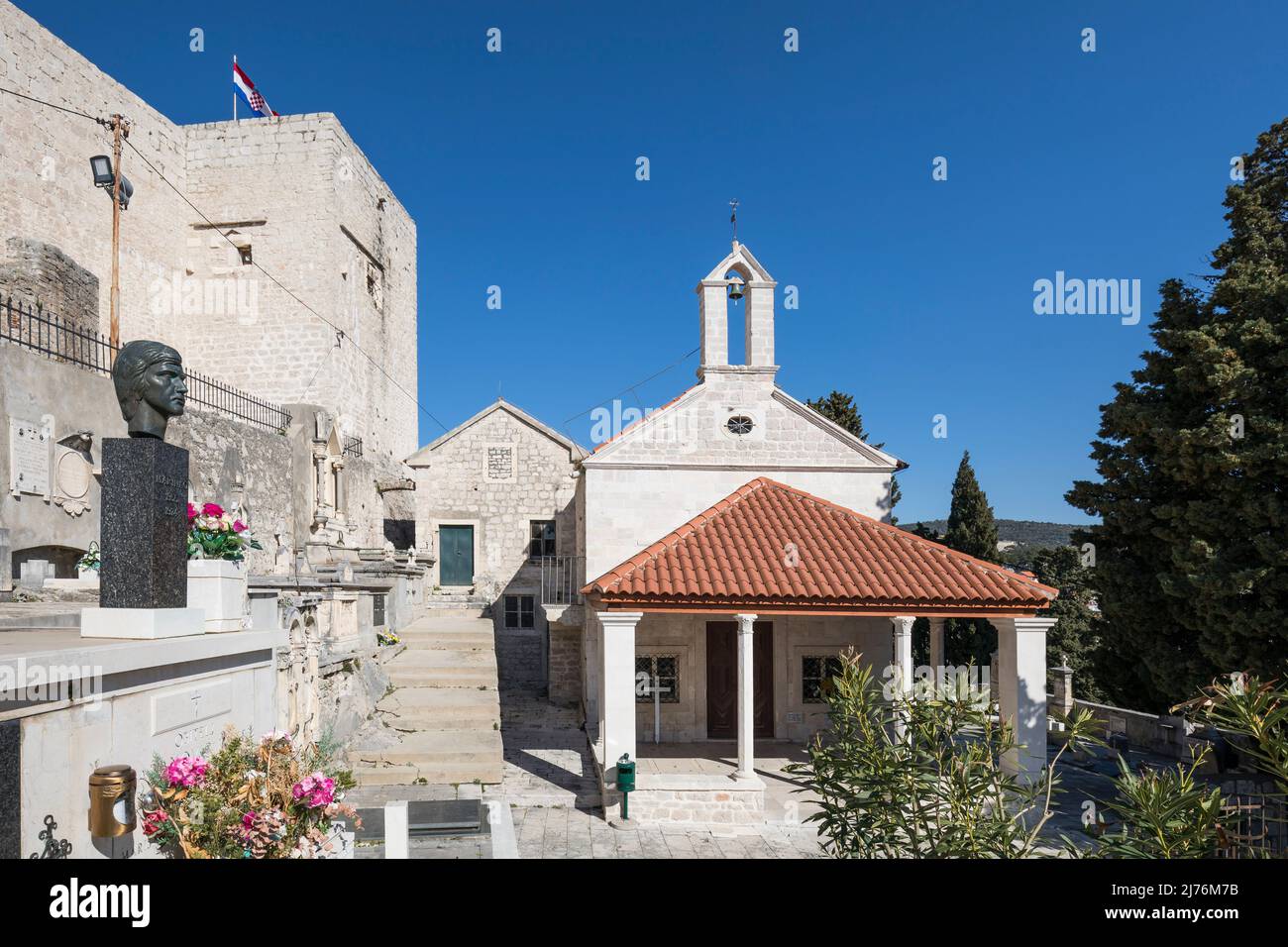 Cimitero di Sant'Ana e fortezza di sinistra San Michele, Sibenik, Contea di Sibenik-Knin, Croazia, Europa Foto Stock