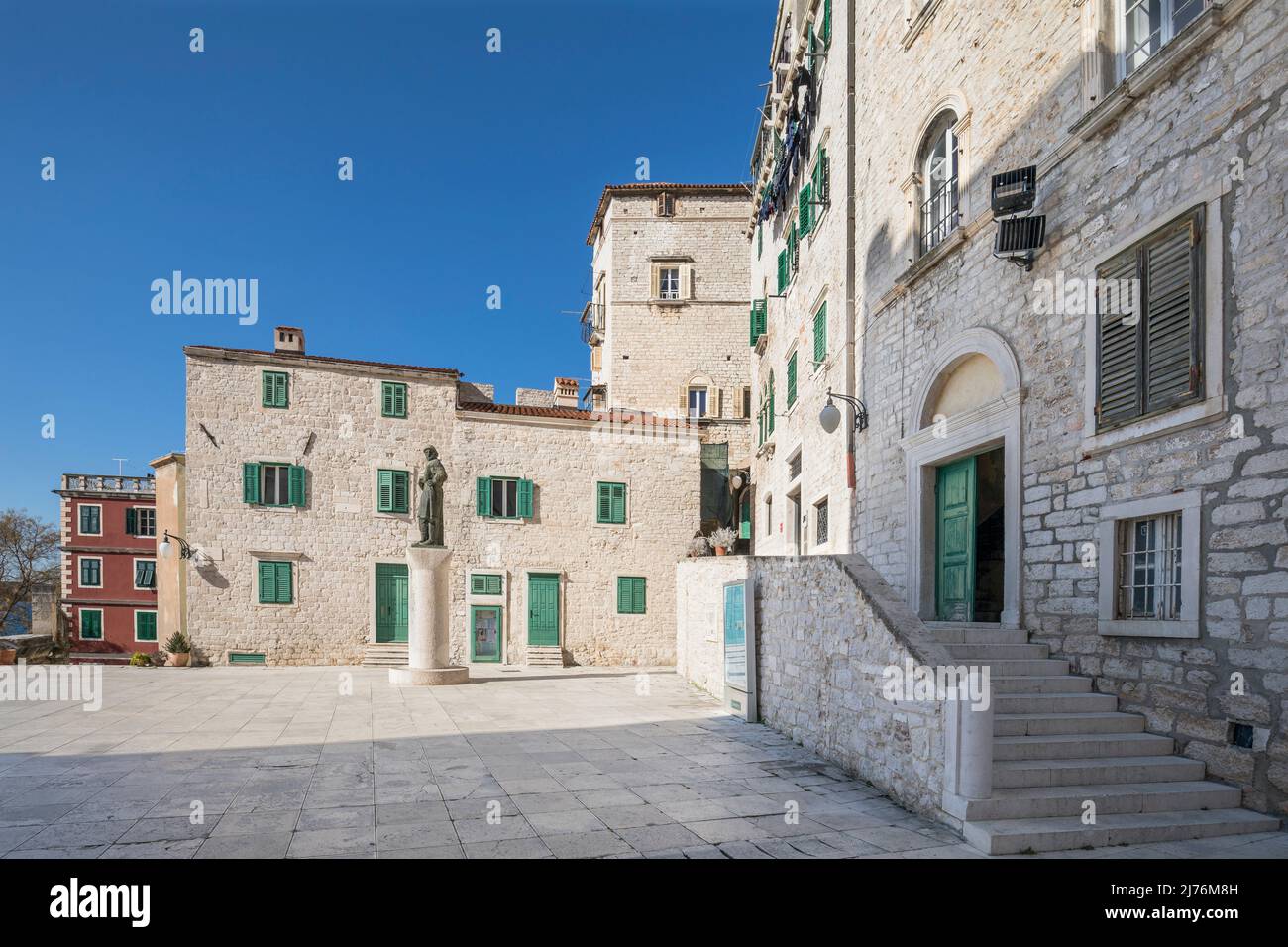 Città vecchia sulla Piazza della Repubblica, Sibenik, Contea di Sibenik-Knin, Croazia, Europa Foto Stock