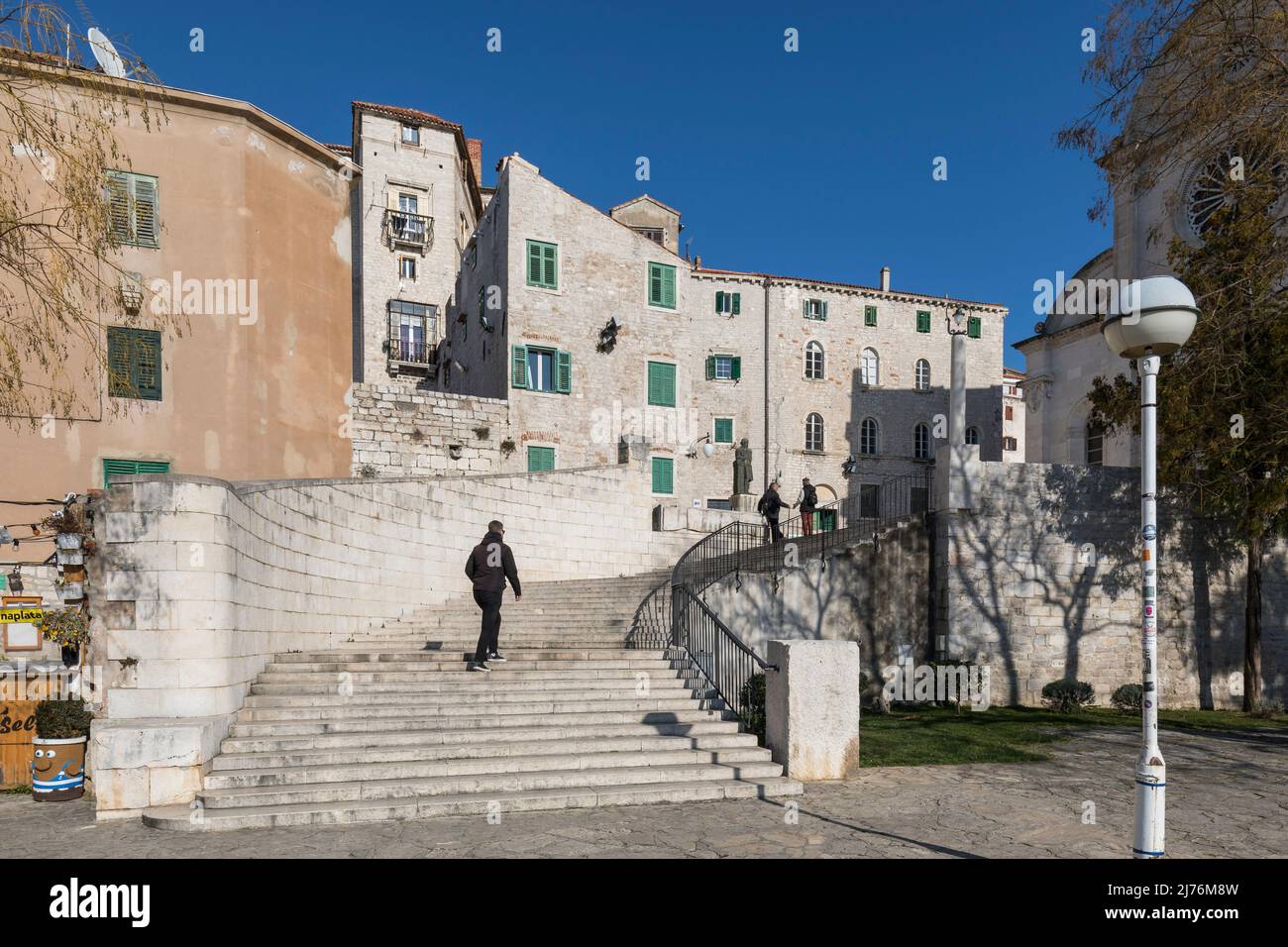 Città vecchia con scale per Piazza della Repubblica, Sibenik, Sibenik-Knin County, Croazia, Europa Foto Stock