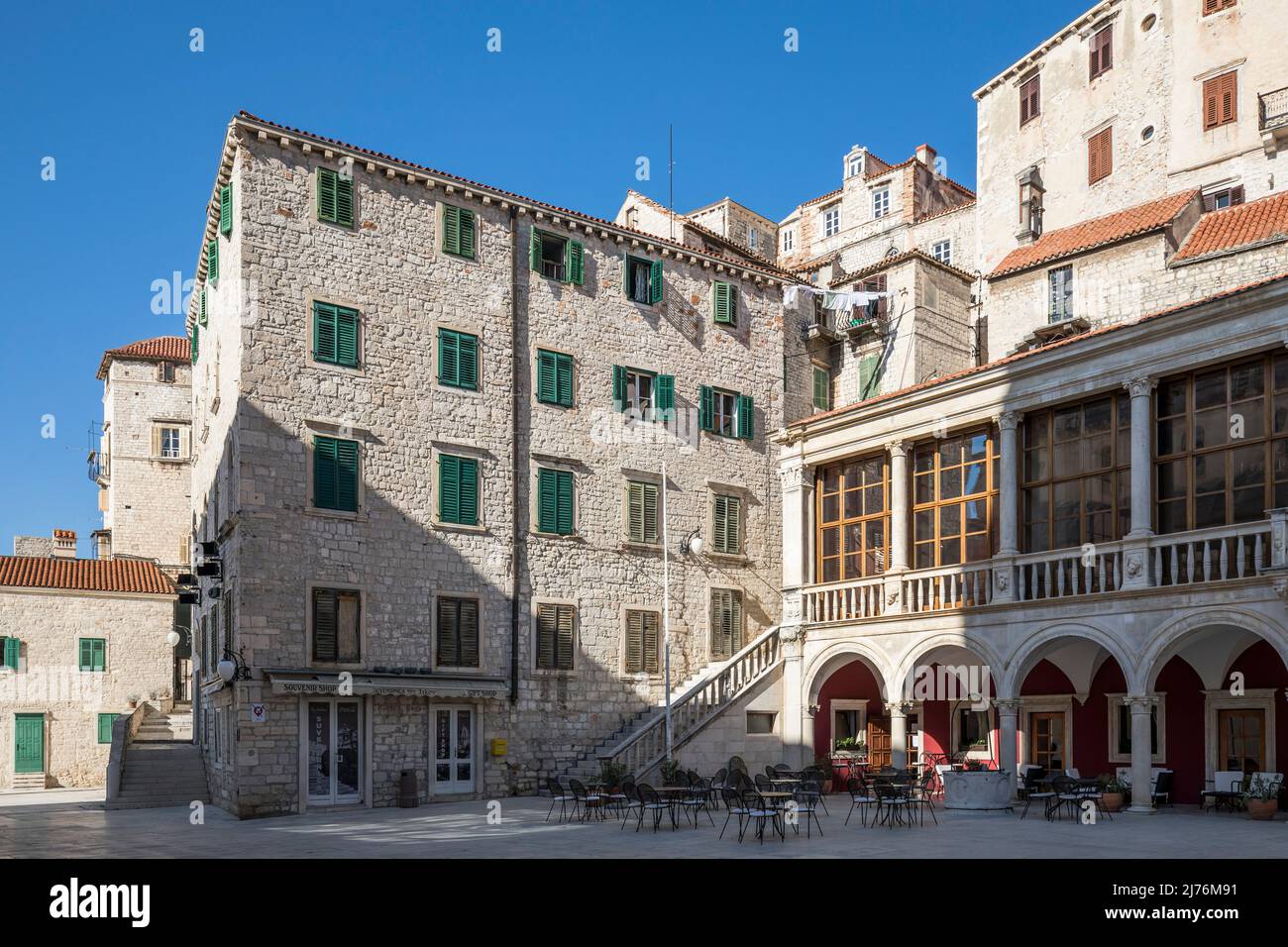 Città vecchia sulla Piazza della Repubblica, Sibenik, Contea di Sibenik-Knin, Croazia, Europa Foto Stock