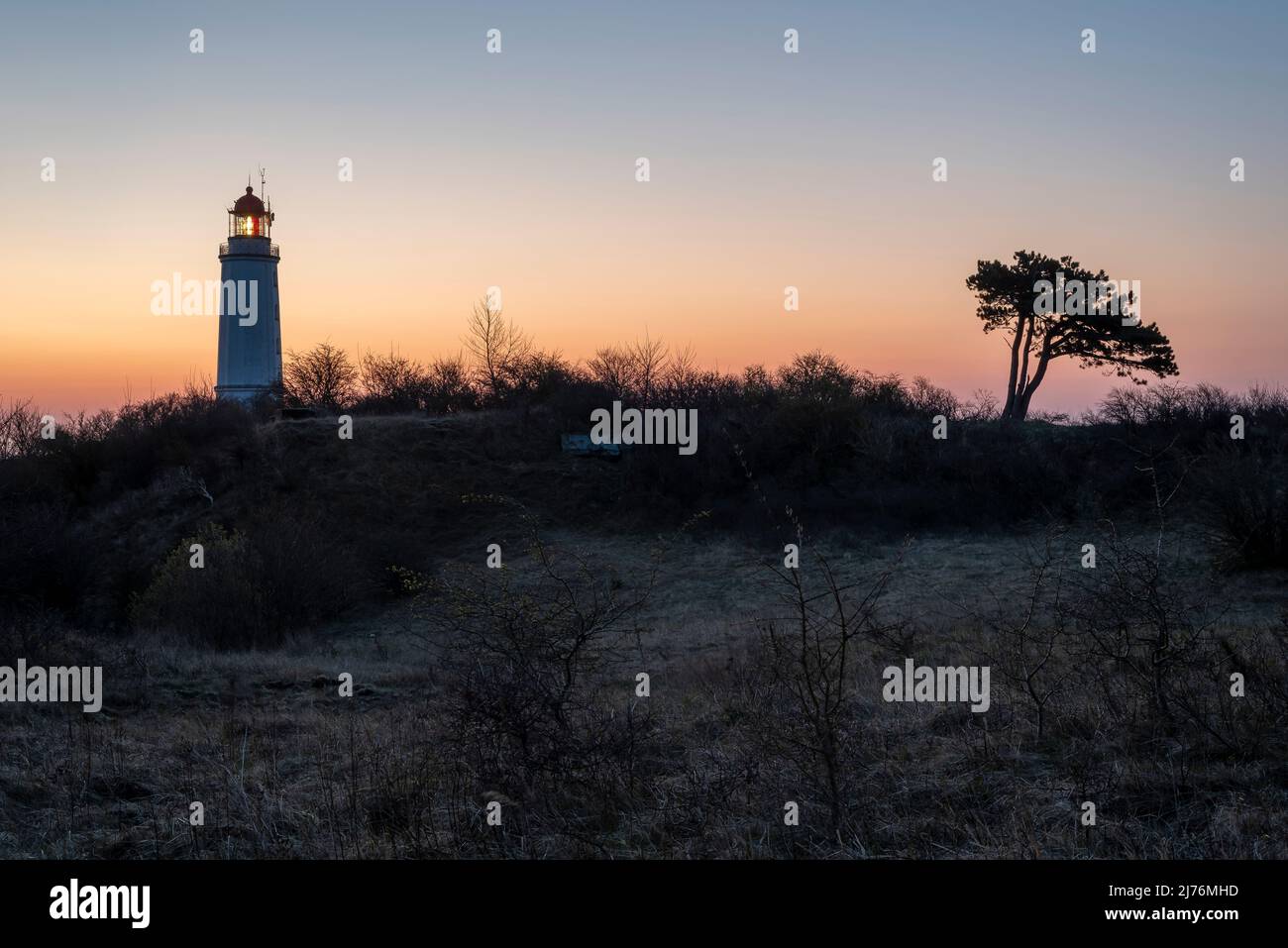 Germania, Meclemburgo-Pomerania occidentale, isola di Hiddensee, alba al faro Dornbusch su Schluckwieksberg, Parco Nazionale Vorpommersche Boddenlandschaft Foto Stock