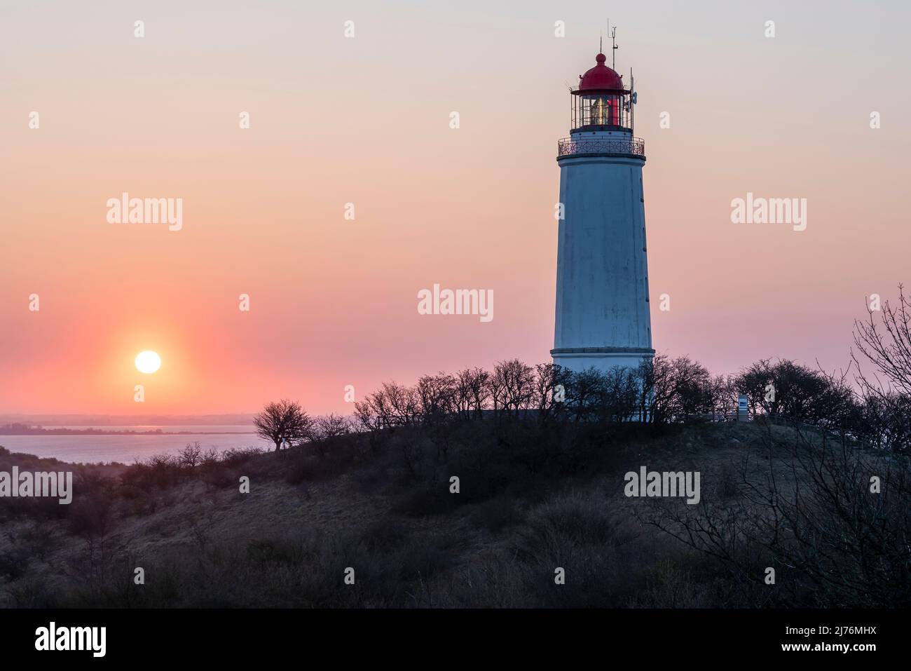 Germania, Meclemburgo-Pomerania occidentale, isola di Hiddensee, alba al faro Dornbusch su Schluckwieksberg, Parco Nazionale Vorpommersche Boddenlandschaft Foto Stock