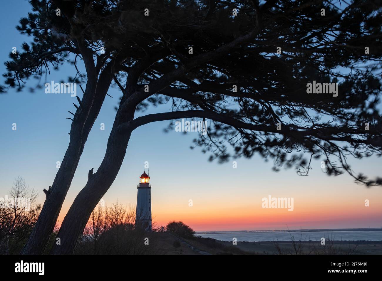 Germania, Meclemburgo-Pomerania occidentale, isola di Hiddensee, alba al faro Dornbusch su Schluckwieksberg, Parco Nazionale Vorpommersche Boddenlandschaft Foto Stock