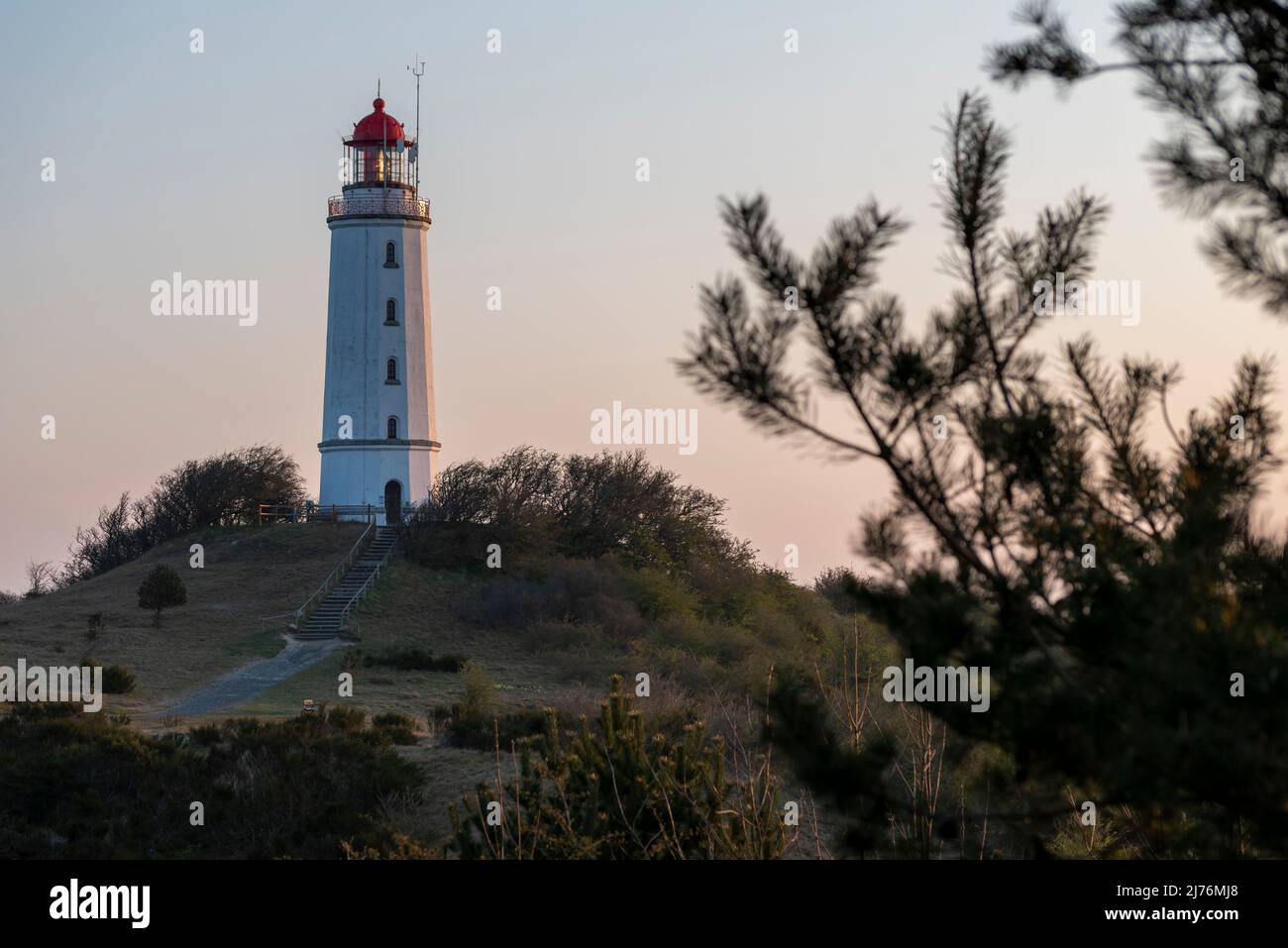 Germania, Meclemburgo-Pomerania occidentale, isola di Hiddensee, alba al faro Dornbusch su Schluckwieksberg, Parco Nazionale Vorpommersche Boddenlandschaft Foto Stock