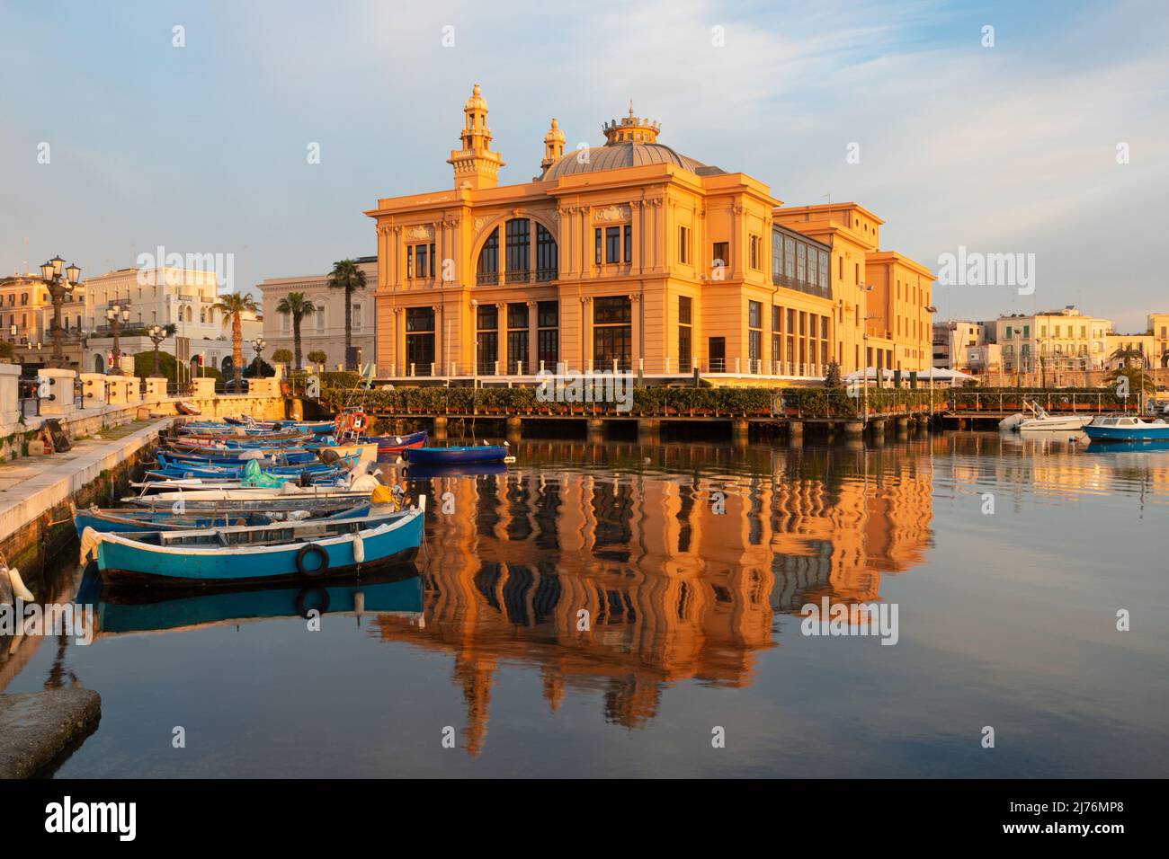 Bari - il panorama del porto e del Teatro Margherita alla luce del mattino. Foto Stock