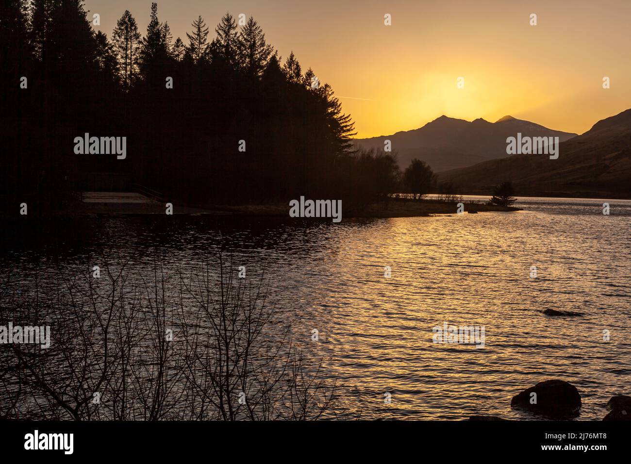 Vista classica su Llyn Mymbyr con il sole tramontato dietro Snowdon, Parco Nazionale di Snowdonia Foto Stock