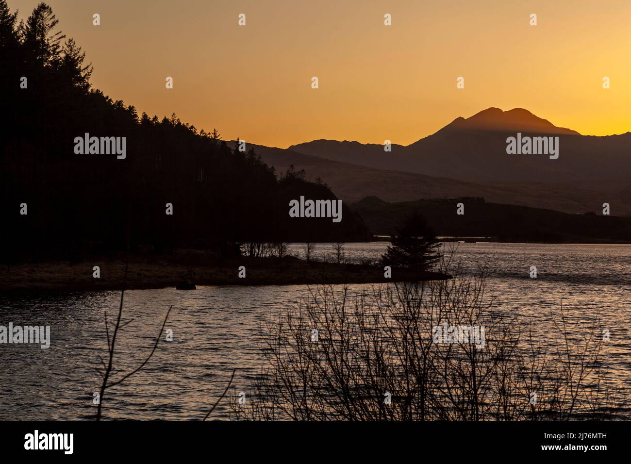 Vista classica su Llyn Mymbyr con il sole tramontato dietro Snowdon, Parco Nazionale di Snowdonia Foto Stock
