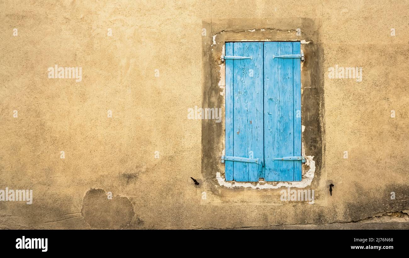 Vetrine in legno a Minerve. Il borgo medievale fu costruito su una roccia. Ultimo rifugio dei catari, uno dei più bei villaggi di Francia (Les più beaux Villages de France). Foto Stock