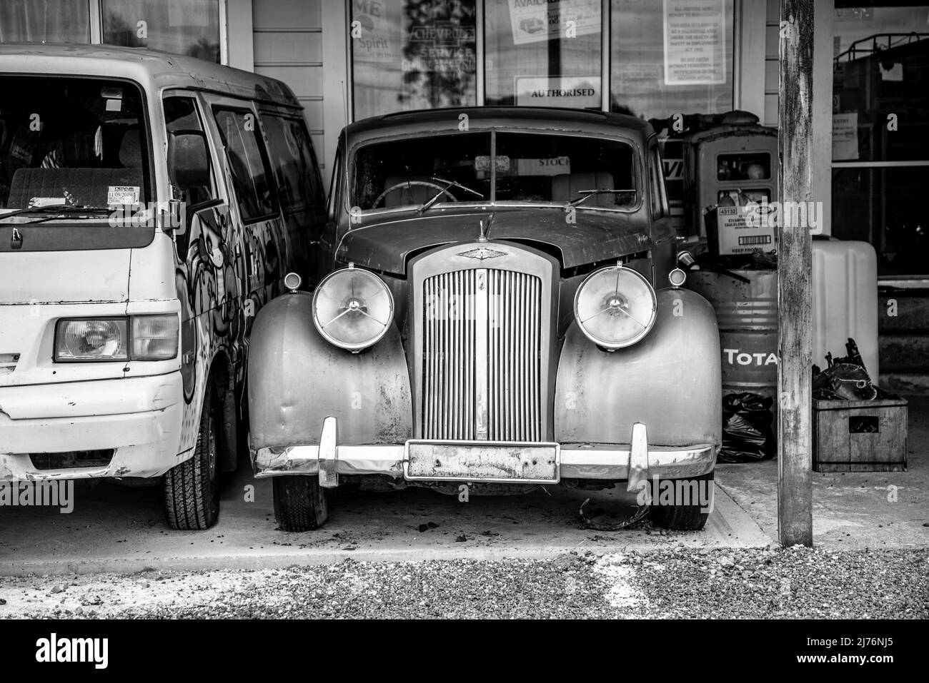 Auto d'epoca su un grande scrapyard alla fine del percorso Old Coach Road, Isola del Nord della Nuova Zelanda Foto Stock