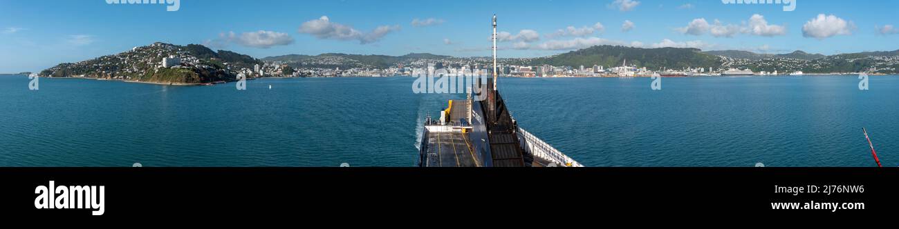 Vista panoramica di Wellington da un traghetto, Nuova Zelanda Foto Stock