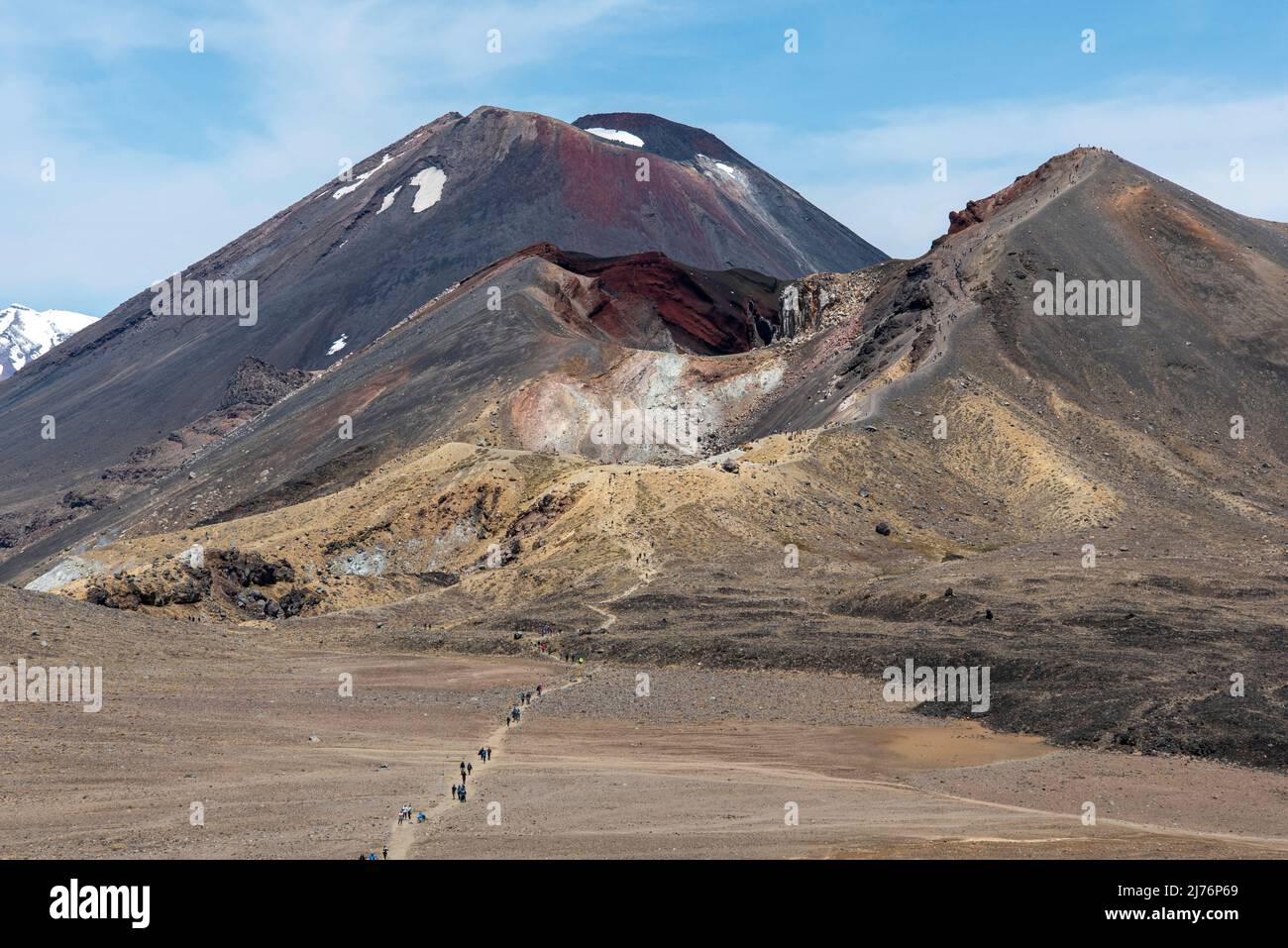 Cratere Rosso al Parco Nazionale di Tongariro, Monte Ngauruhoe sullo sfondo, Nuova Zelanda Foto Stock