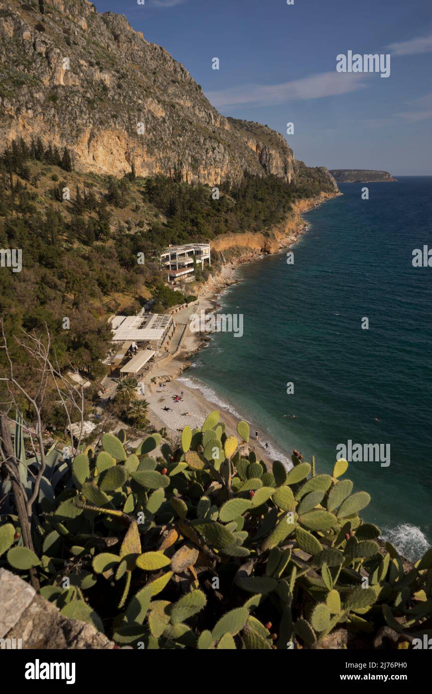 Vista sulle spiagge di Nafplio, una città storica nel Peloponneso, Grecia, Europa Foto Stock