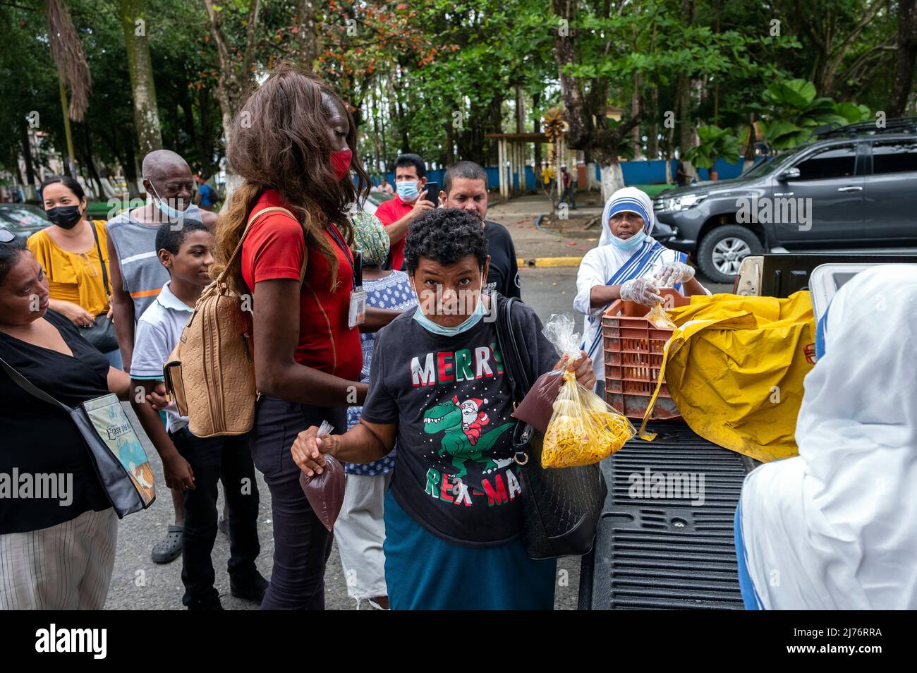 Madre Teresa suore dare cibo ai poveri a Limon, Costa Rica Foto Stock