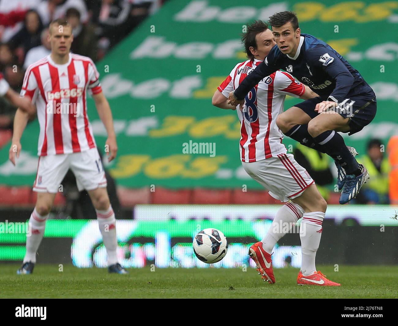 12 Maggio 2013 - Calcio - Barclays Premier League - Stoke City Vs Tottenham Hotspur - Gareth Bale of Tottenham Hotspur Hurdles a Dean Whitehead of Stoke City Challenge - fotografo: Paul Roberts / Pathos. Foto Stock