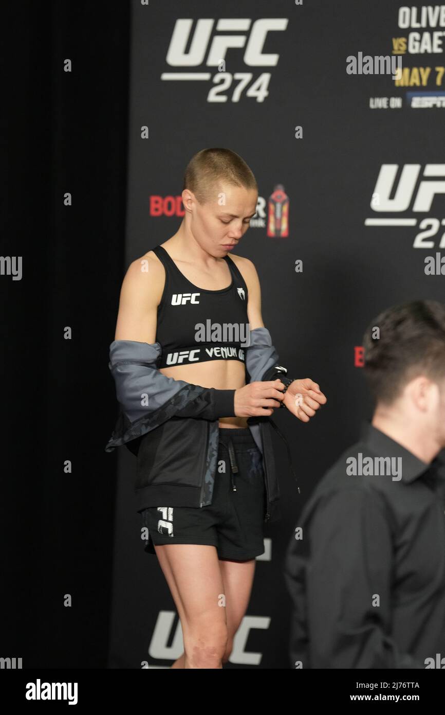 PHOENIX, AZ - Maggio 6: Rose Namajunas passi sulla scala a Hyatt Regency per UFC 274 - Oliveira vs Gaethje : Official Weigh-in il 6 maggio 2022 a Phoenix, Arizona, Stati Uniti. (Foto di Louis Grasse/PxImages) Foto Stock