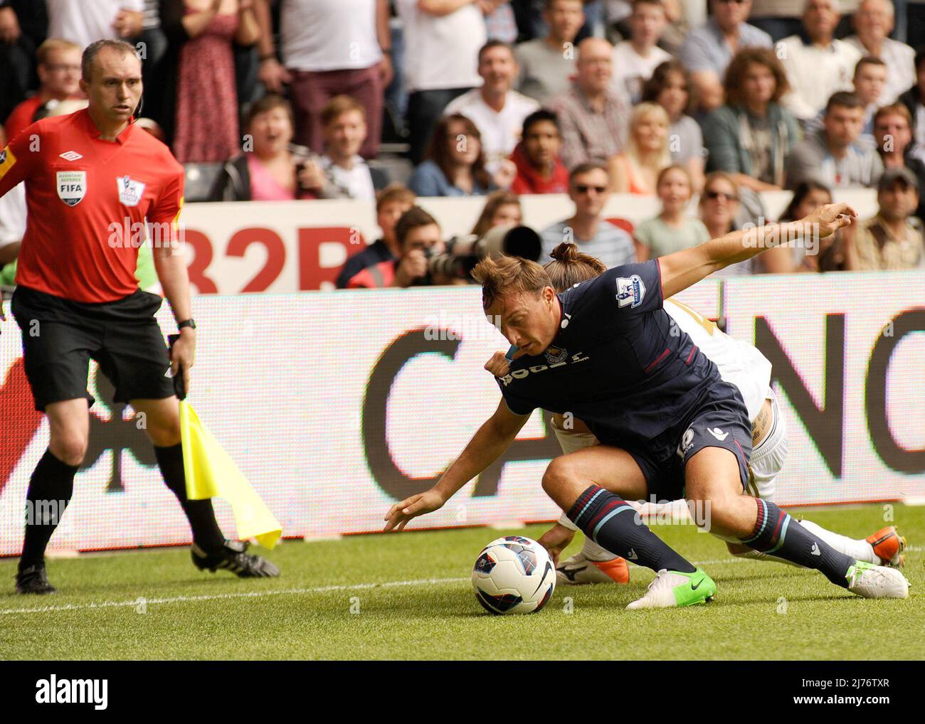 25th agosto 2012 - Premier League Football - Swansea vs West Ham United. Mark Noble of West Ham si trova in un groviglio con Chico Flores di Swansea City (Nascosto). Fotografo: Paul Roberts / Pathos. Foto Stock