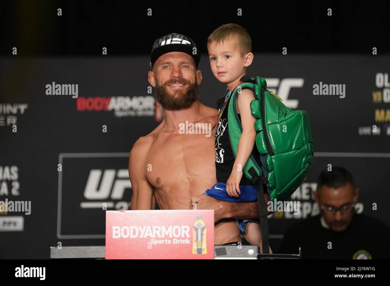 PHOENIX, AZ - Maggio 6: Donald Cerrone scala a Hyatt Regency per UFC 274 - Oliveira vs Gaethje : Official Weigh-in il 6 maggio 2022 a Phoenix, Arizona, Stati Uniti. (Foto di Louis Grasse/PxImages) Foto Stock