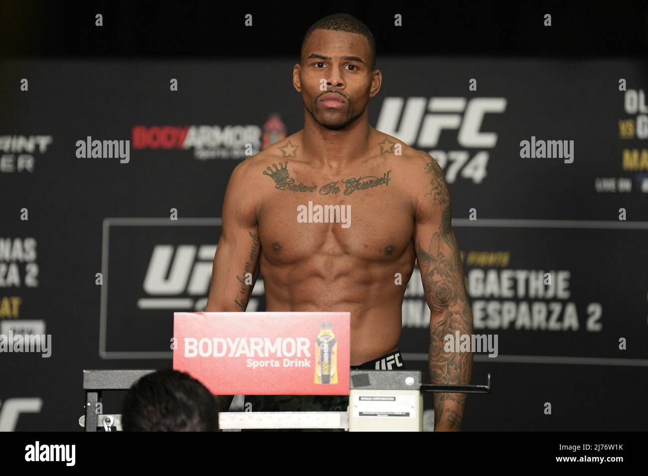 PHOENIX, AZ - Maggio 6: Khaos Williams scala a Hyatt Regency per UFC 274 - Oliveira vs Gaethje : Official Weigh-in il 6 maggio 2022 a Phoenix, Arizona, Stati Uniti. (Foto di Louis Grasse/PxImages) Foto Stock