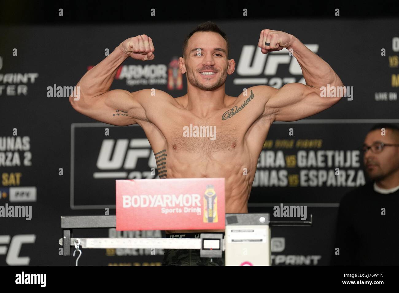 PHOENIX, AZ - 6 maggio: Michael Chandler scala a Hyatt Regency per UFC 274 - Oliveira vs Gaethje : Official Weigh-in on 6 maggio 2022 a Phoenix, Arizona, Stati Uniti. (Foto di Louis Grasse/PxImages) Foto Stock