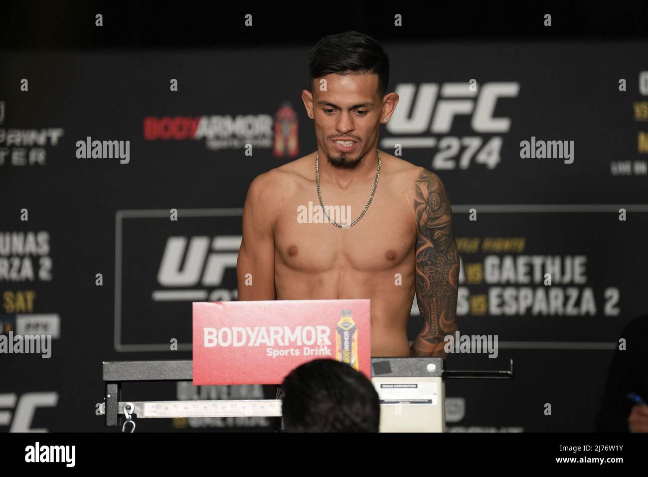 PHOENIX, AZ - Maggio 6: Brandon Royval Steps on the scale at Hyatt Regency for UFC 274 - Oliveira vs Gaethje : Official Weigh-in on May 6, 2022 in Phoenix, Arizona, Stati Uniti. (Foto di Louis Grasse/PxImages) Foto Stock