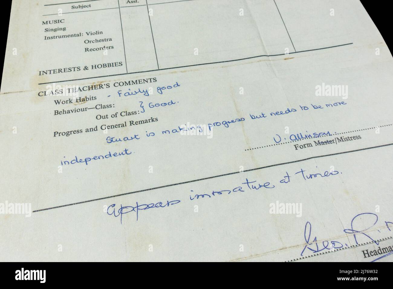 Un rapporto scolastico medio (principalmente gradi C!) da un ragazzo della scuola elementare nel 1968, parte di una replica a tema degli anni '60 cimeli. Foto Stock