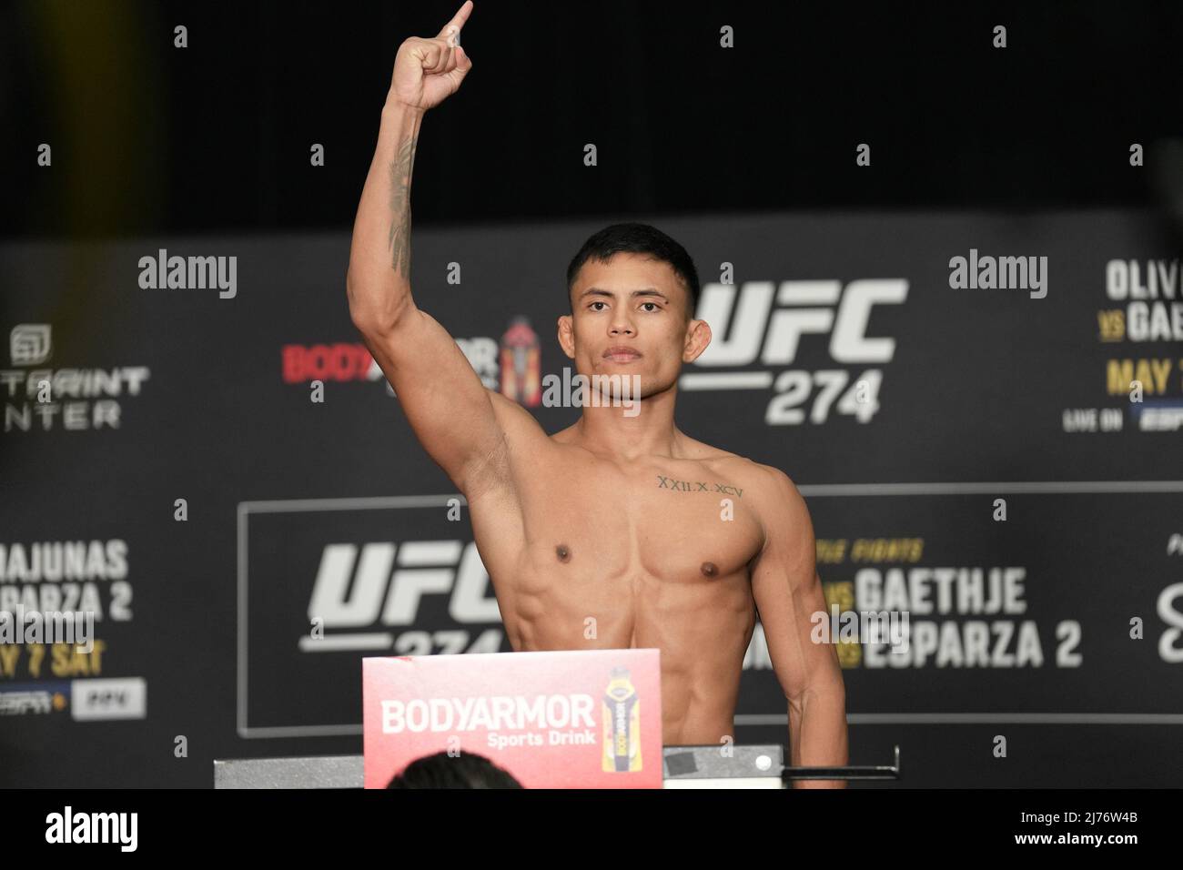 PHOENIX, AZ - Maggio 6: Kleydson Rodrigues passi in scala a Hyatt Regency per UFC 274 - Oliveira vs Gaethje : Official Weigh-in il 6 maggio 2022 a Phoenix, Arizona, Stati Uniti. (Foto di Louis Grasse/PxImages) Foto Stock