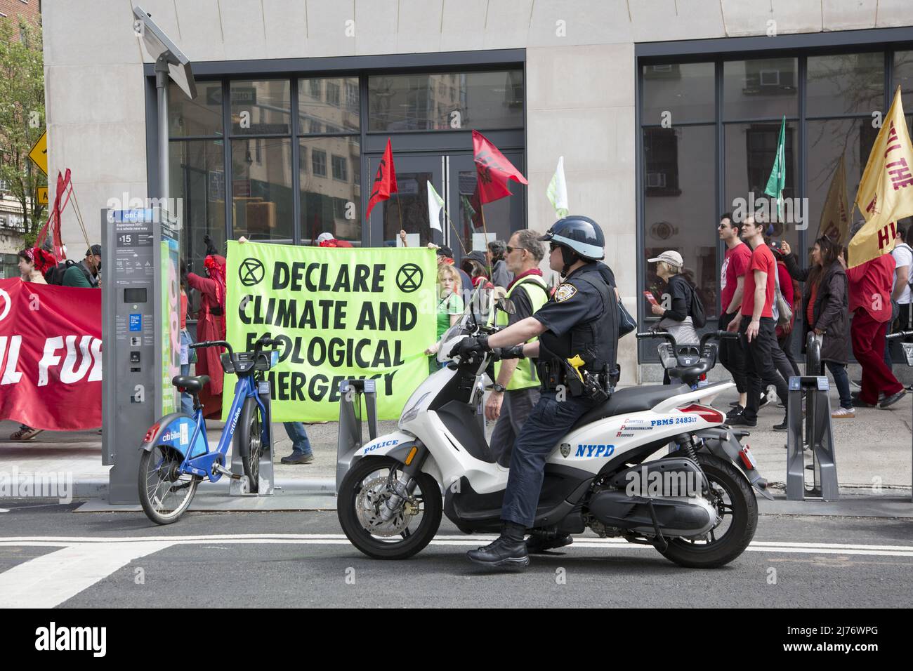 Manifestazione e marcia organizzata da RX Rebellion e International Climate Activist Group a New York City nella primavera del 2022. Foto Stock