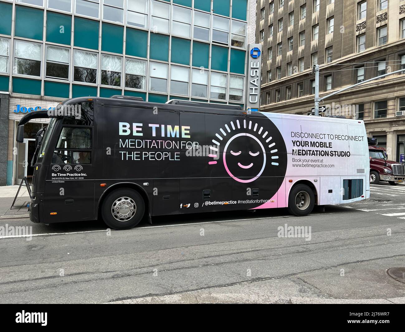 Solo in un paese come l'America si può trovare un modo per rendere redditizia una disciplina spirituale come la meditazione. Earth Day, Union Square, New York City. Be Time Meditation Bus. Foto Stock