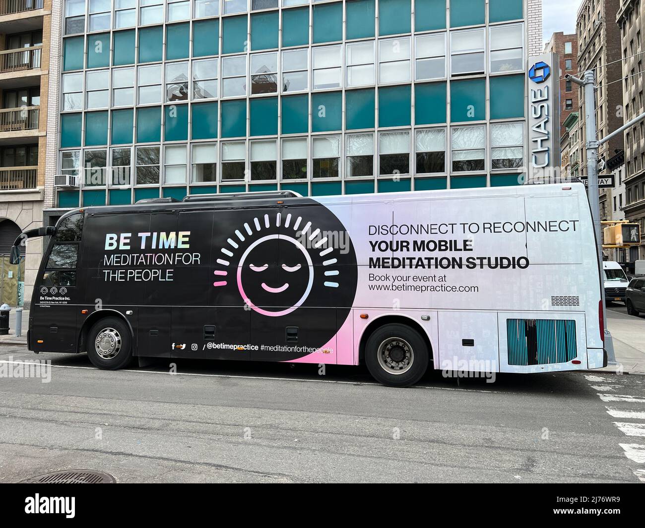 Solo in un paese come l'America si può trovare un modo per rendere redditizia una disciplina spirituale come la meditazione. Earth Day, Union Square, New York City. Be Time Meditation Bus. Foto Stock