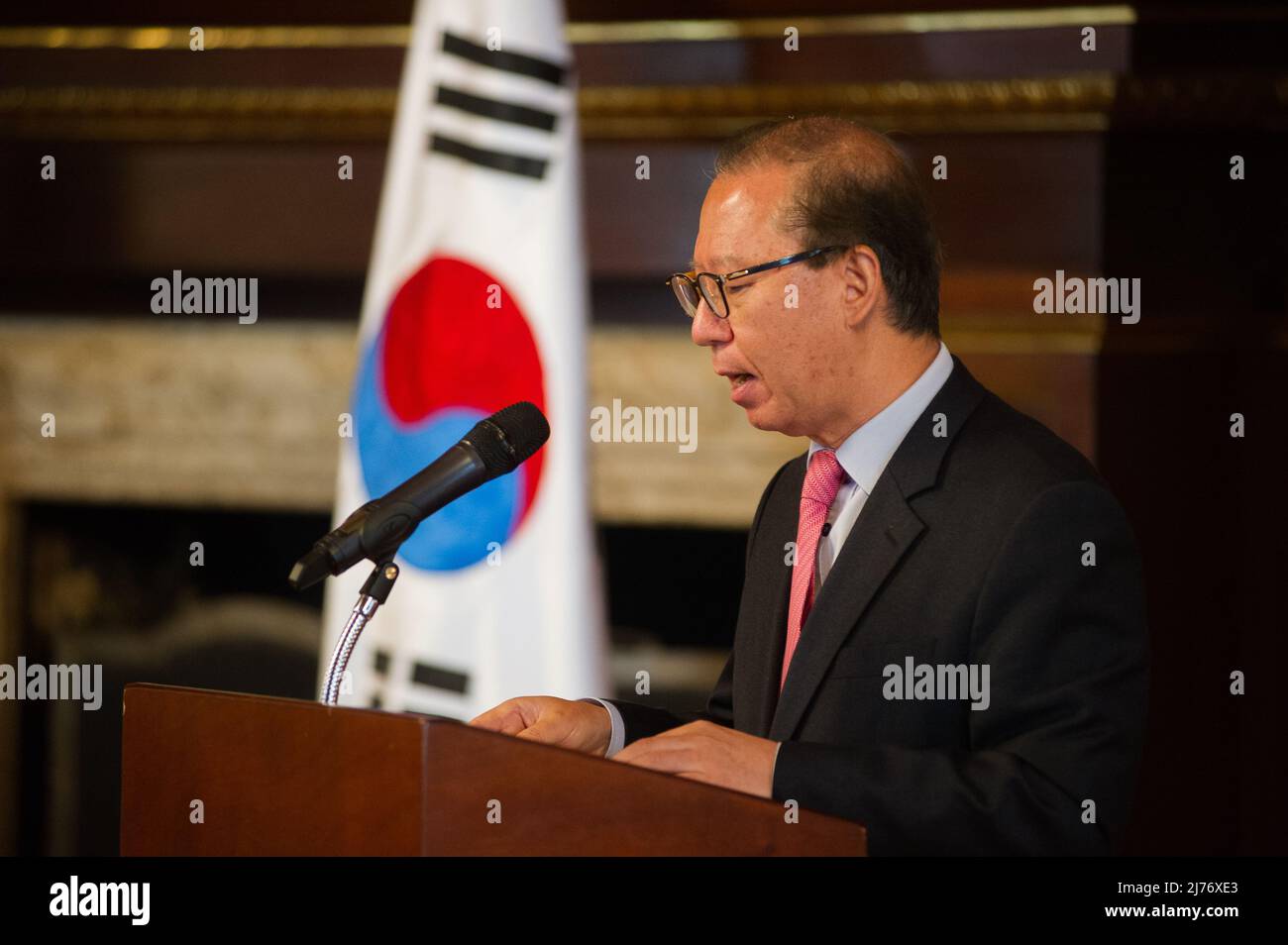 Bogota, Colombia il 6 maggio 2022. L'ambasciatore sudcoreano Choo Jong-yoon interviene durante l'evento al Ministro degli Affari Esteri della Colombia per celebrare i 60 anni di relazioni diplomatiche tra Colombia e Corea del Sud celebrati con un nuovo timbro postale commemorativo a Bogotà, in Colombia, il 6 maggio 2022. Foto di: Sebastian Barros/Long Visual Press Credit: Long Visual Press/Alamy Live News Foto Stock