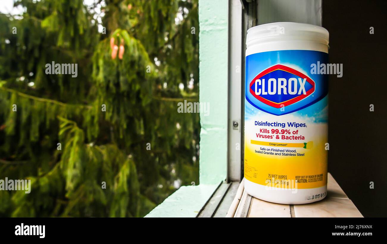 NORWALK, CT, USA - 6 MAGGIO 2022: Clorox disinfettanti salviette in finestre con pino dietro Foto Stock