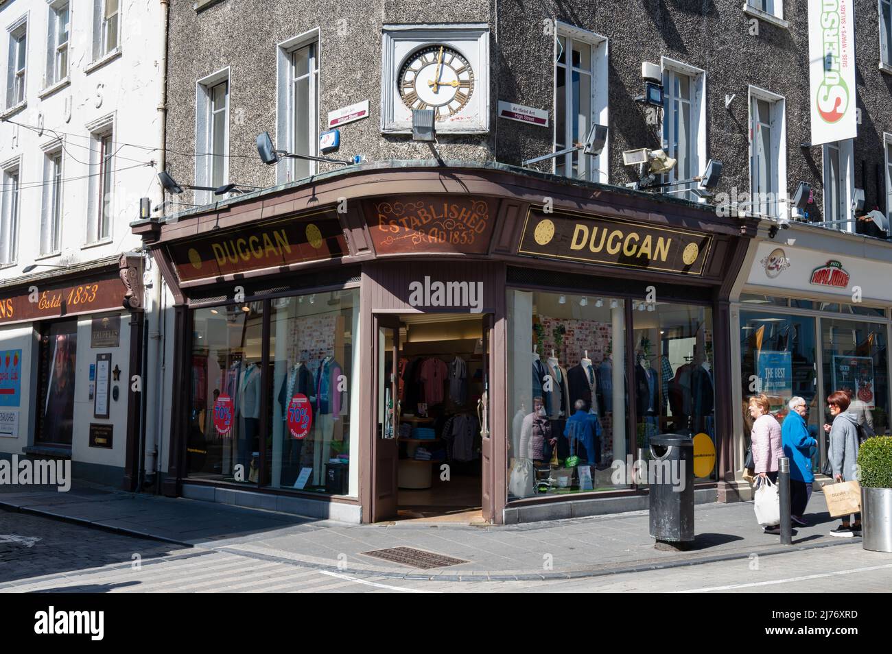 Kilkenny, Irlanda- 20 aprile 2022: Negozio di abbigliamento Duggan a Kilkenny Irlanda. Foto Stock