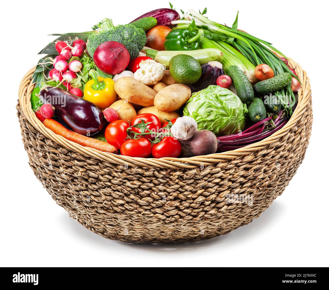Cestino di cibo. Vasto di verdure diverse nel cestino di vimini su sfondo  bianco Foto stock - Alamy
