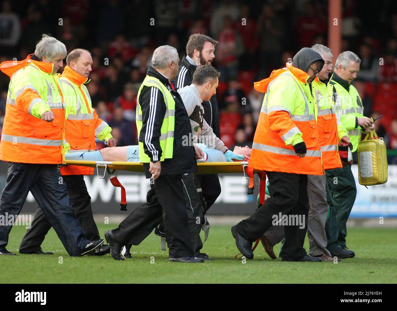 13th Ottobre 2012 - nPower League One - Swindon Town vs Coventry City - John Fleck di Coventry City è portato via con un guinzaglio alla testa dopo essere stato bussato. - Foto: Paul Roberts / Pathos. Foto Stock