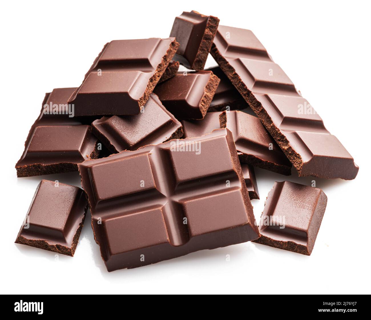 Pezzi di barretta di cioccolato fondente isolati su sfondo bianco. Il cibo dolce è fatto di cacao e zucchero. Foto Stock